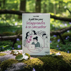 Livre Le Petit Livre pour (ré)apprendre à se Concentrer - Cécile Vilatte posé sur un rocher moussu en forêt, illustré d'une femme au travail cherchant le calme.