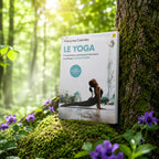 Livre Le Yoga sur mousse sacrée au pied d'un arbre, entouré de fleurs violettes sous des rayons de soleil magiques.