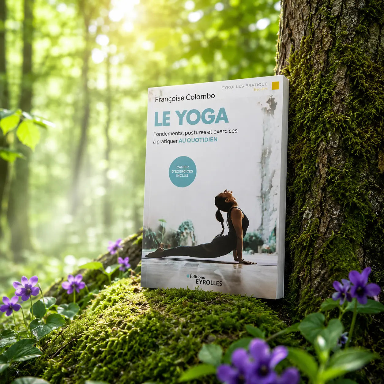 Livre Le Yoga sur mousse sacrée au pied d'un arbre, entouré de fleurs violettes sous des rayons de soleil magiques.