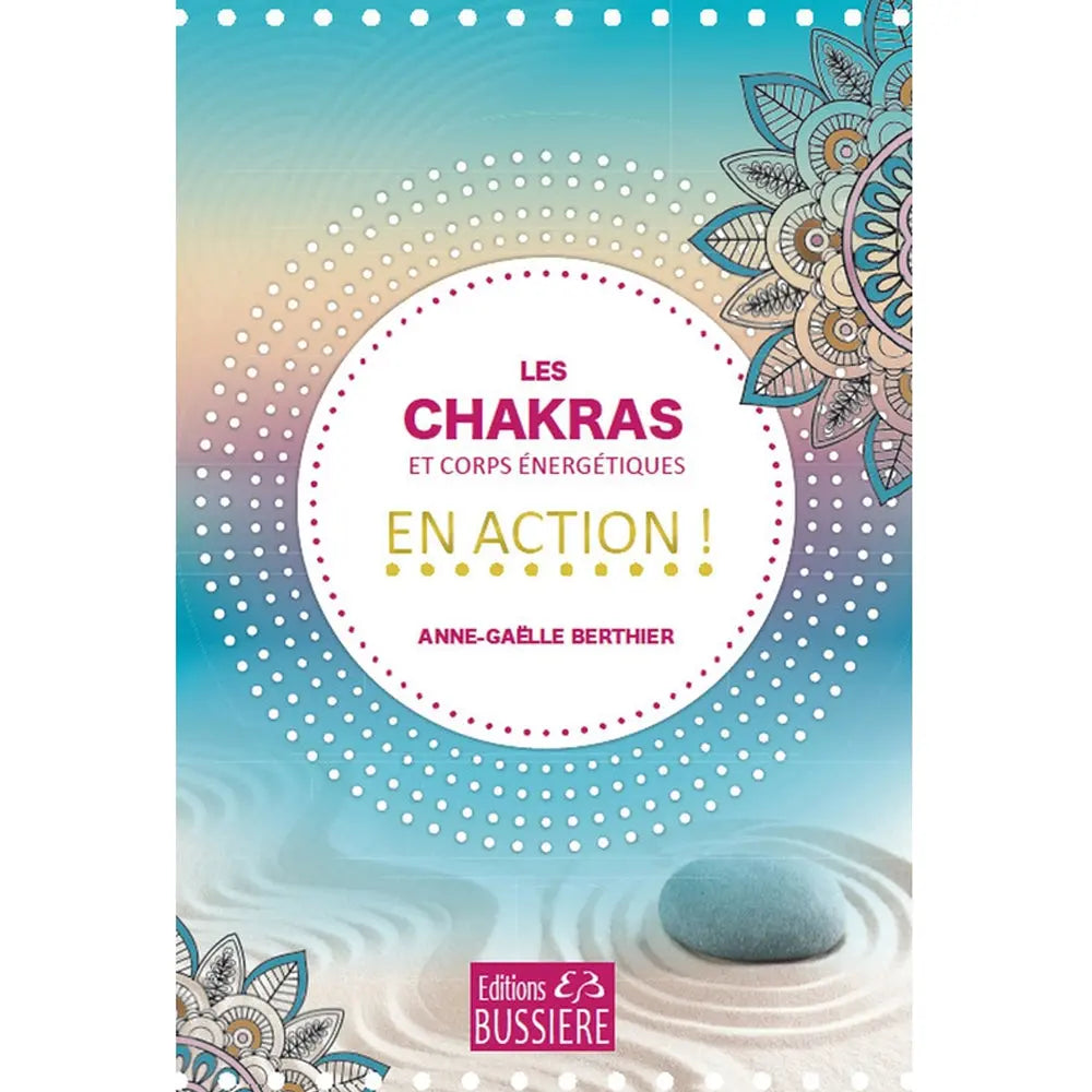 Les Chakras et corps énergétiques en action ! de Anne-Gaëlle Berthier, sa couverture illustrant un motif mandala et un galet zen posé sur du sable blanc ratissé.