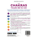 Les Chakras, roues de la vie de Anodea Judith, sa quatrième de couverture présentant le résumé et l'alignement des sept symboles de chakras colorés sur fond blanc.