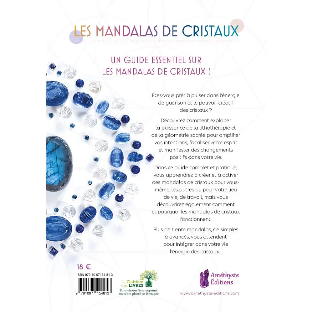 Les Mandalas de Cristaux de Ethan Lazzerini, sa quatrième de couverture présentant le résumé de ce guide pratique sur fond blanc, agrémentée sur la gauche d'une arche de minéraux bleus et de cristaux transparents.