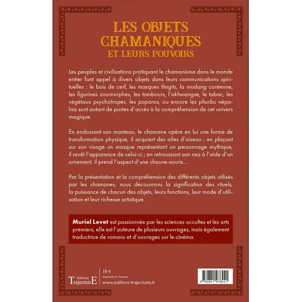Les Objets Chamaniques et leurs Pouvoirs de Muriel Levet, sa quatrième de couverture présentant le résumé détaillé de l'ouvrage sur les traditions chamaniques du monde entier, sur un fond marron ou terre cuite encadré de frises géométriques ethniques.