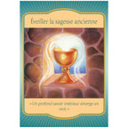 Carte oracle « Éveiller la sagesse ancienne » montrant un calice doré lumineux dans une alcôve de pierre, avec la citation « Un profond savoir intérieur émerge en moi. ».