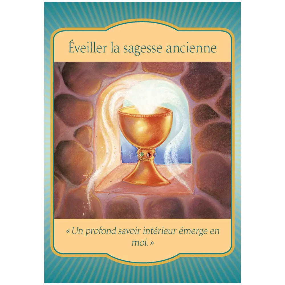 Carte oracle « Éveiller la sagesse ancienne » montrant un calice doré lumineux dans une alcôve de pierre, avec la citation « Un profond savoir intérieur émerge en moi. ».