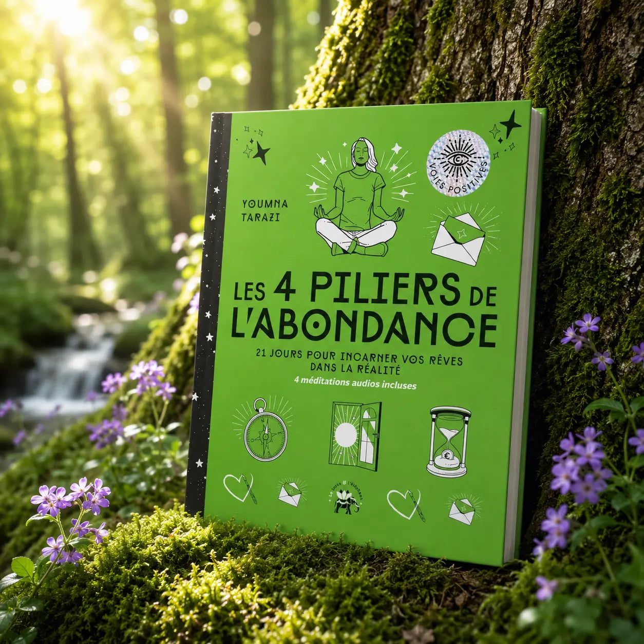 Livre Les 4 Piliers de l'Abondance sur mousse sacrée au pied d'un arbre, entouré de fleurs violettes sous des rayons de soleil magiques.