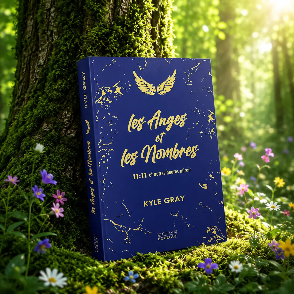 Livre Les Anges et les Nombres sur mousse sacrée au pied d'un arbre, entouré de fleurs violettes sous des rayons de soleil magiques.