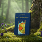 Coffret bleu nuit Les Cartes Lumière de Lise Bartoli posé sur une souche, illustré d'une femme marchant sur un globe et portant une sphère lumineuse sous un ciel étoilé.