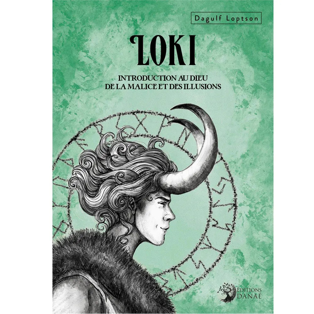 Loki - Introduction au Dieu de la Malice et des Illusions de Dagulf Loptson, sa couverture verte marbrée illustrant le profil dessiné en noir et blanc du dieu nordique portant de grandes cornes, devant une roue runique.