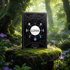 Livre Luna - Tamara Driessen sur mousse sacrée au pied d'un arbre, entouré de fleurs violettes sous des rayons de soleil magiques.