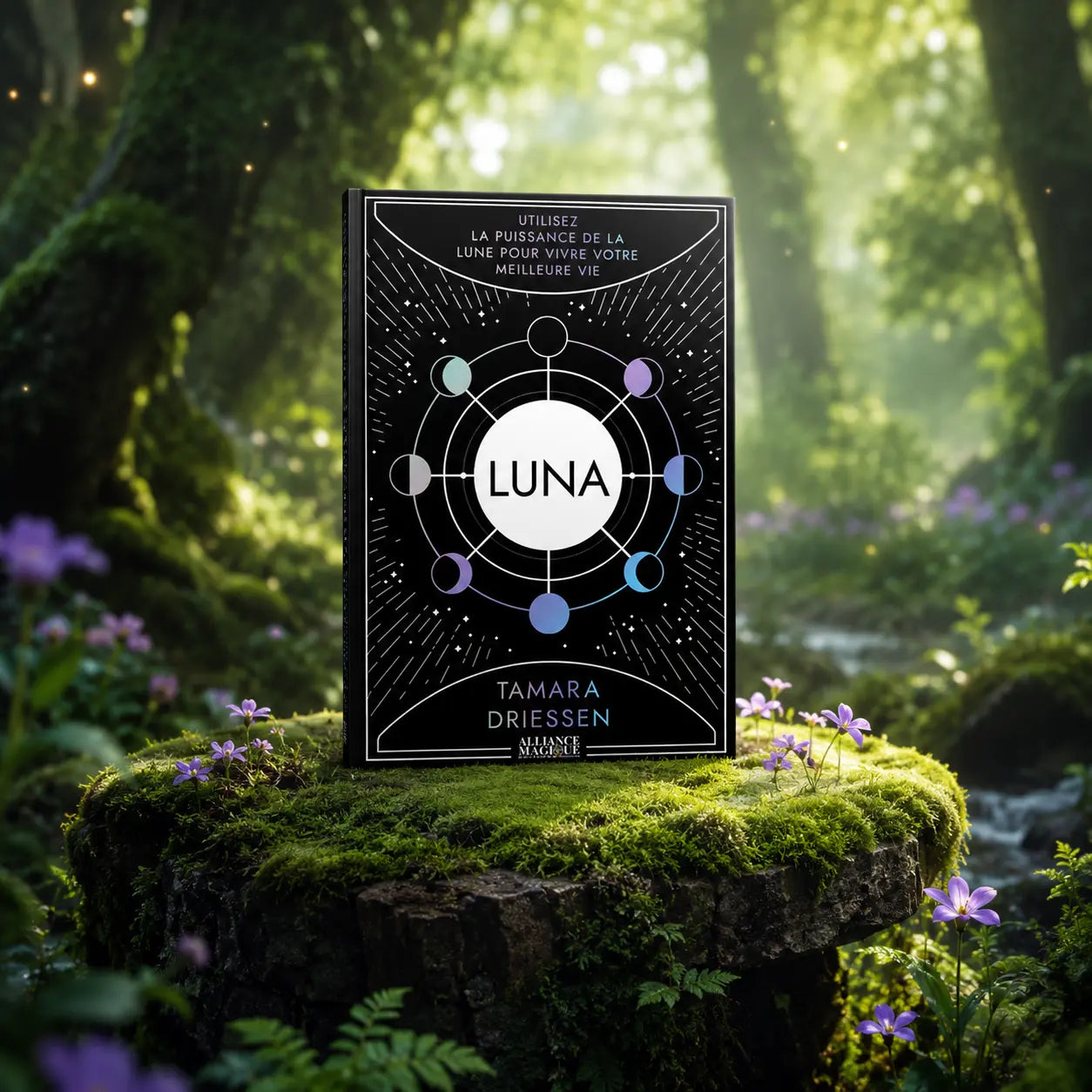 Livre Luna - Tamara Driessen sur mousse sacrée au pied d'un arbre, entouré de fleurs violettes sous des rayons de soleil magiques.
