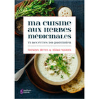 Ma cuisine aux herbes medicinales - 75 recettes du quotidien de Susan Hess & Tina Sams, sa couverture appétissante montrant un bol de soupe crémeuse parsemée d'herbes fraîches et de fromage, accompagnée d'un morceau de pain sur une table en bois sombre.