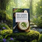 Livre Ma Cuisine aux Herbes Médicinales - Tina Sams & Susan Hess sur mousse sacrée au pied d'un arbre, entouré de fleurs violettes sous des rayons de soleil magiques.