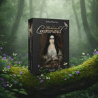Coffret noir Mademoiselle Lenormand de Gabriel Sanchez posé sur une souche, illustré d'une femme au teint pâle et aux cheveux noirs accompagnée d'un corbeau dans un style gothique romantique.