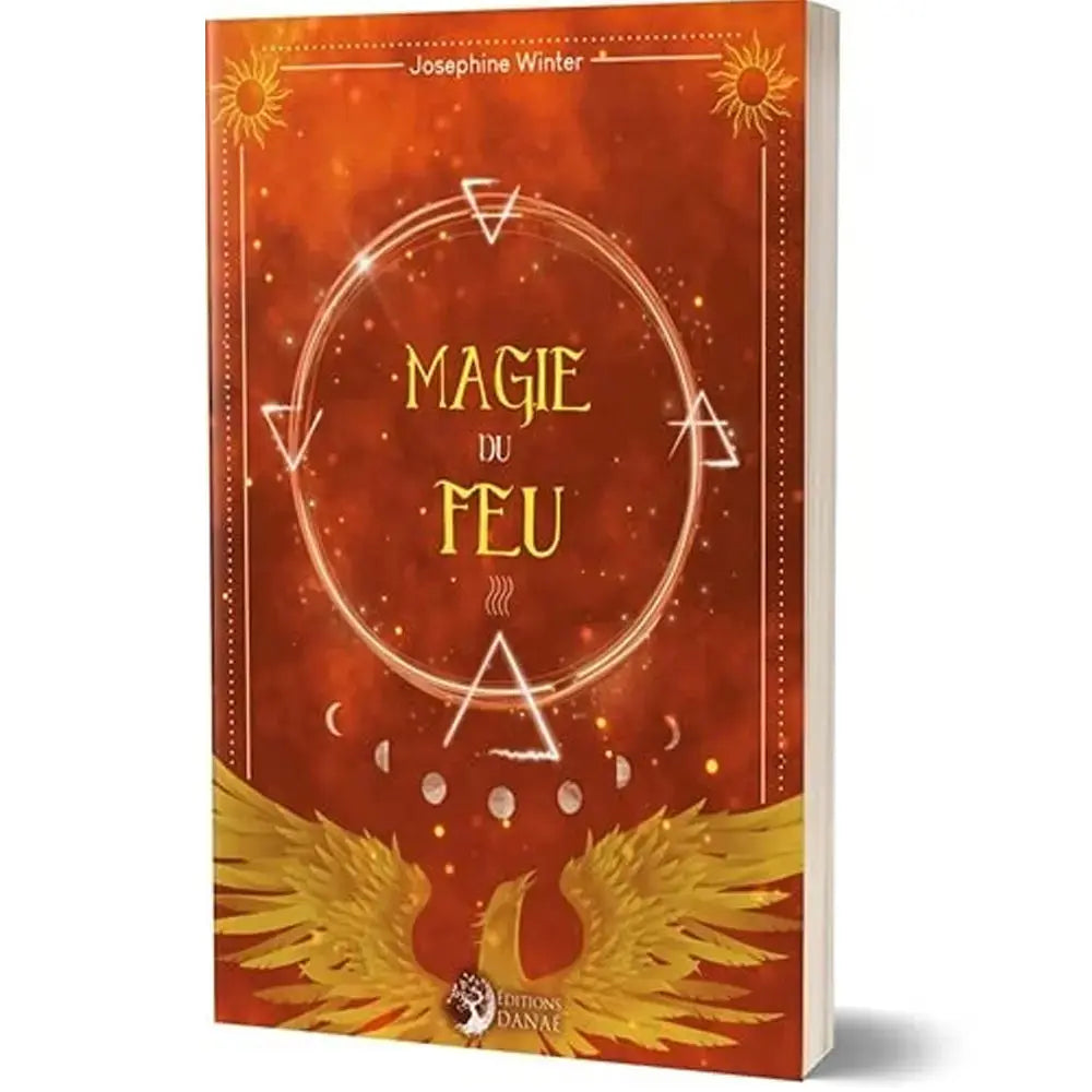 Couverture du livre Magie du Feu de Josephine Winter aux Éditions Danaé. L'illustration met en scène un phénix doré sous un ciel de braises, entouré de symboles élémentaires et des phases de la lune.