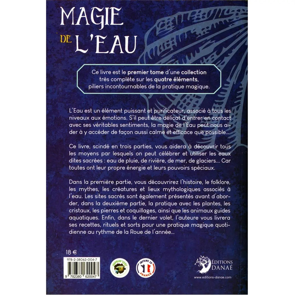 Dos du livre Magie de l'eau sur fond bleu sombre, orné d'un coquillage. Ce premier tome dédié aux quatre éléments explore l'histoire, le folklore et la pratique magique (sorts, cristaux, plantes) des eaux sacrées.