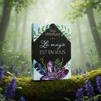Livre La Magie est en Vous de Tess Whitehurst posé sur une branche moussue, illustré d'un losange noir entouré de feuilles, de plumes et de cristaux d'améthyste.