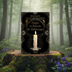 Livre noir et or Magie et Rituels de Déblocage de Patrick Guérin posé sur une souche, illustré d'une bougie blanche allumée au centre d'un décor art déco.