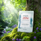 Livre Manuel du Zen - Katsuki Sekida sur mousse sacrée au pied d'un arbre, entouré de fleurs violettes sous des rayons de soleil magiques.