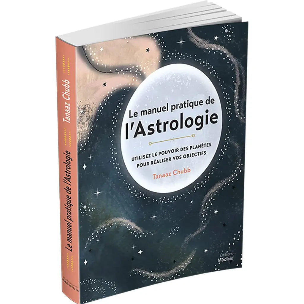 Le manuel pratique de l'Astrologie de Tanaaz Chubb, illustré au centre par un grand cercle blanc texturé évoquant la Lune, sur une couverture représentant un ciel nocturne étoilé et des traînées cosmiques scintillantes.