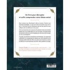 Le manuel pratique de l'Astrologie de Tanaaz Chubb, illustré par le verso de sa couverture présentant un texte explicatif et les points forts du livre sur un fond de ciel nocturne bleu foncé parsemé d'étoiles.