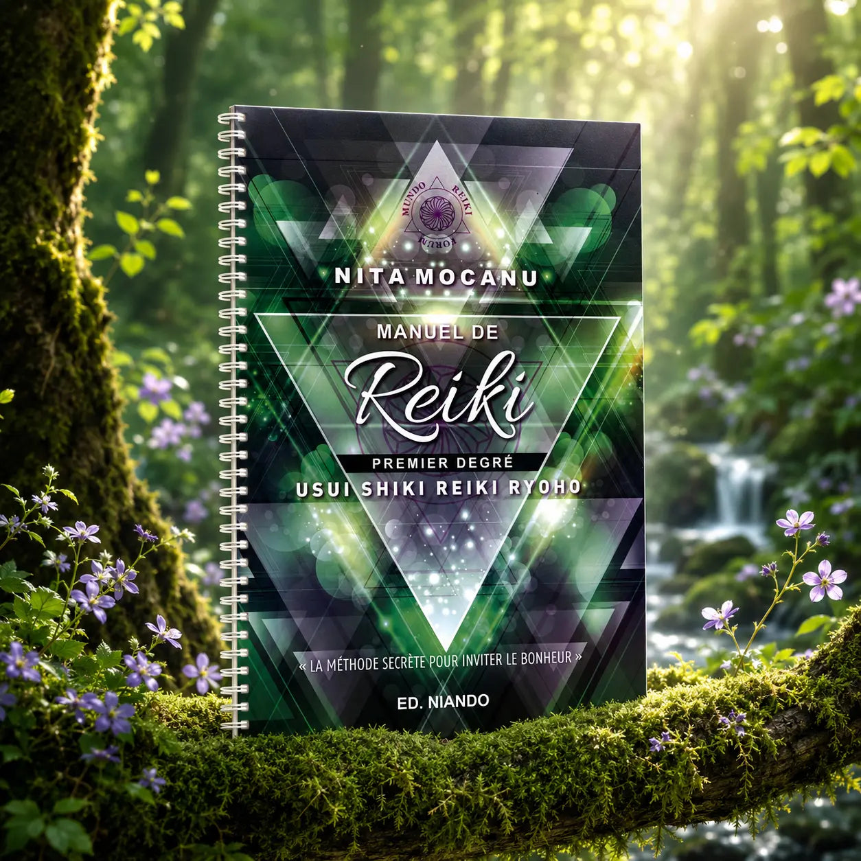 Livre Manuel de Reiki - Premier degré - Nita Mocanu sur mousse sacrée au pied d'un arbre, entouré de fleurs violettes sous des rayons de soleil magiques.