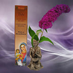 Boîte d'encens naturel Vedic Marie Mère de Dieu Rose Musc cuivrée avec illustration de la Vierge tenant l'enfant Jésus, statuette de moine et fleur violette sur fond mauve
