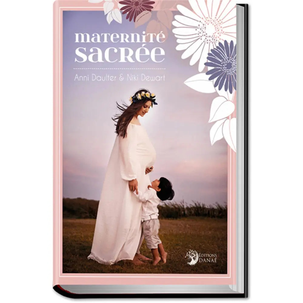 Maternité Sacrée d'Anni Daulter et Niki Dewart illustré par une femme enceinte vêtue d'une robe blanche et d'une couronne de fleurs, tendrement enlacée par un jeune enfant dans un paysage naturel au crépuscule.
