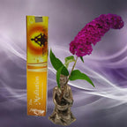 Boîte d'encens naturel Vedic Meditation jaune avec statuette de moine et fleur violette sur fond mauve