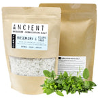 Sachet kraft de Sel de bain Himalaya Clarté Romarin et Sauge avec cristaux blancs et herbes vertes.