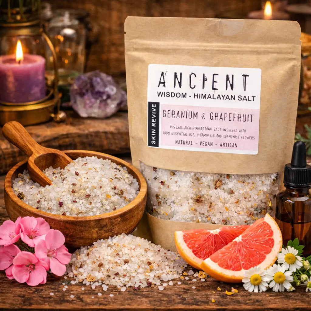 Sachet kraft de Mélange de Bain au Sel de l'Himalaya - Jolie Peau entouré de fleurs de géranium, pamplemousse rose et fleurs de camomille séchées.