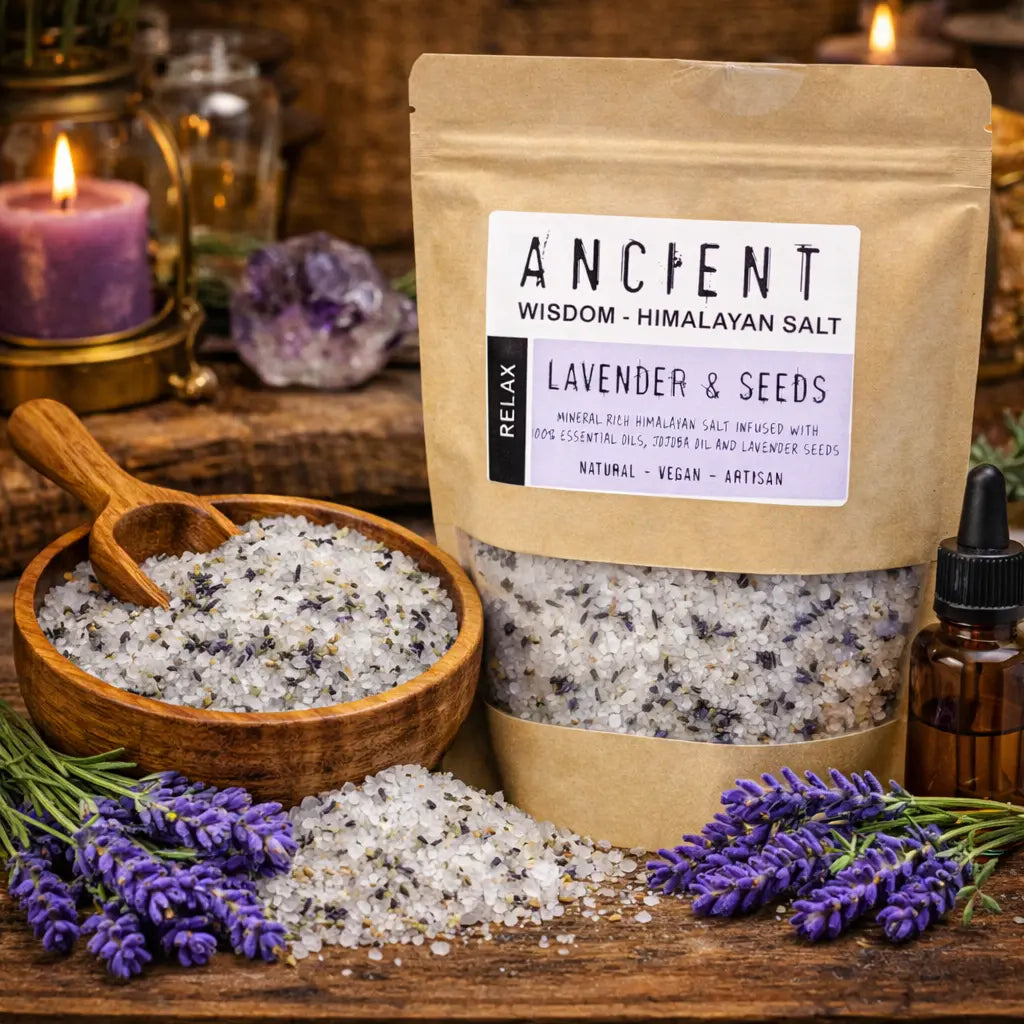 Sachet kraft de Mélange de Bain au Sel de l'Himalaya - Relax entouré de brins de lavande fraîche, de cristaux de sel blanc et d'un flacon d'huile essentielle sur un fond boisé chaleureux.