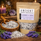 Sachet kraft de Mélange de Bain au Sel de l'Himalaya - Relax entouré de brins de lavande fraîche, de cristaux de sel blanc et d'un flacon d'huile essentielle sur un fond boisé chaleureux.