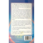 Les Messagers de l'Aube de Barbara Marciniak, sa quatrième de couverture présentant la description de l'ouvrage et ses citations inspirantes dans un encadré central clair, sur un fond de ciel bleu nuit étoilé bordé par des lueurs d'aurore.