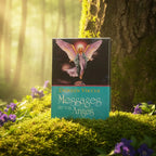 Coffret Cartes de Méditation - Messages de vos Anges de Doreen Virtue posé sur une souche, illustré d'un ange aux ailes roses sur fond étoilé avec une bande verte.