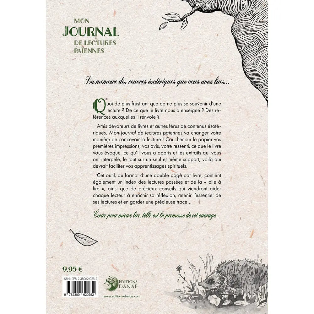 Mon journal de lectures païennes, sa quatrième de couverture de style parchemin présentant le résumé de cet outil d'apprentissage spirituel, ornée d'un dessin à l'encre noire représentant un hérisson et un tronc d'arbre.