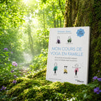 Livre Mon Cours de Yoga en Famille - Catherine Bouru sur mousse sacrée au pied d'un arbre, entouré de fleurs violettes sous des rayons de soleil magiques.