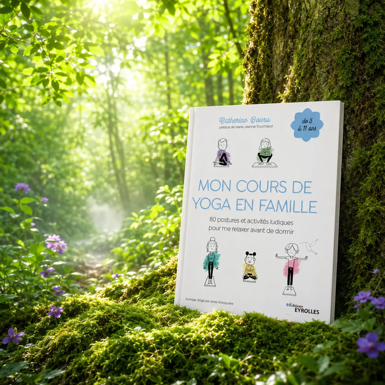 Livre Mon Cours de Yoga en Famille - Catherine Bouru sur mousse sacrée au pied d'un arbre, entouré de fleurs violettes sous des rayons de soleil magiques.