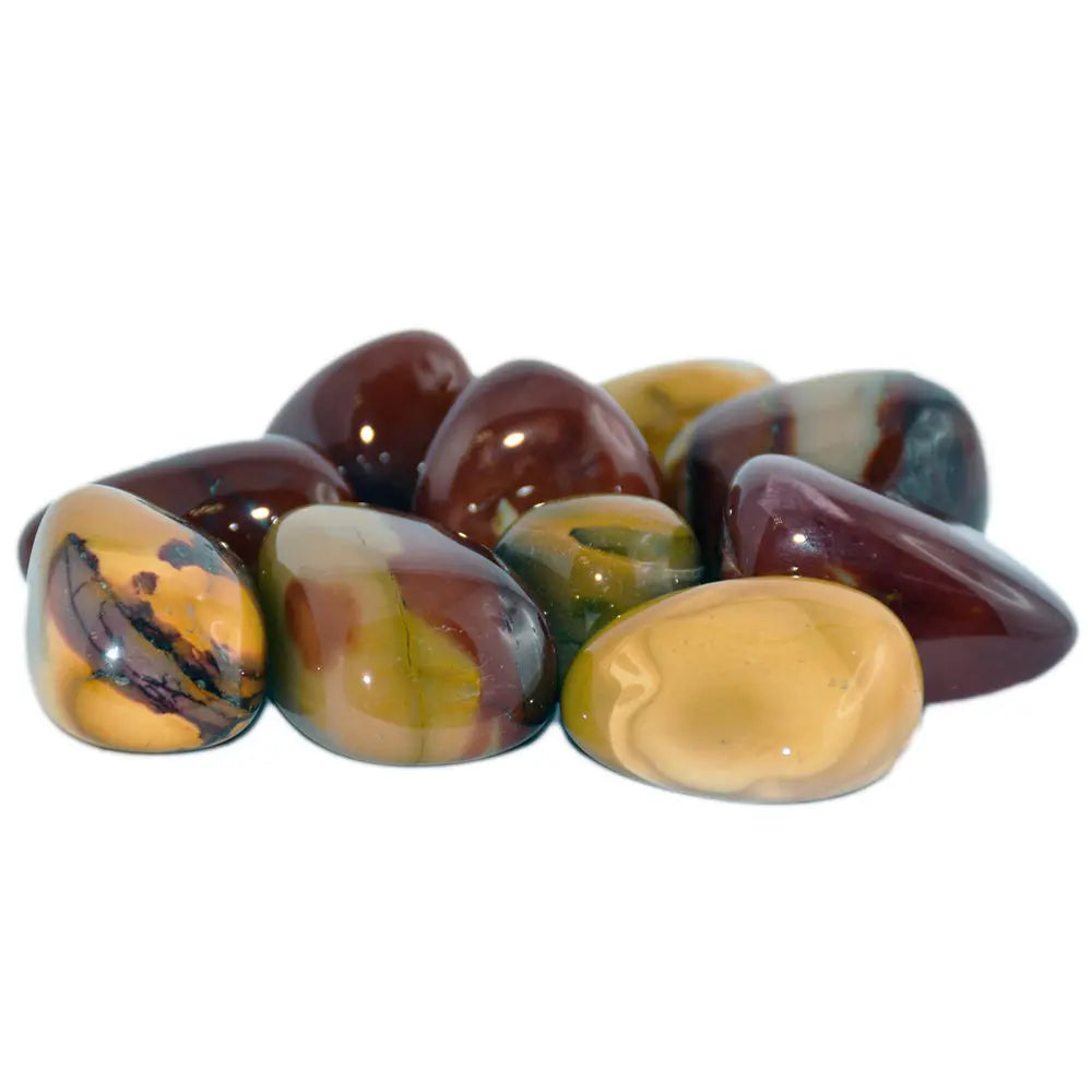 Quatre pierres de mookaite polies (jaspe d'Australie) aux teintes naturelles variées (jaune ocre, bordeaux et crème) présentées sur un fond blanc.