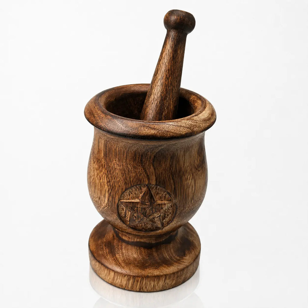 Mortier et pilon en bois : ensemble de broyage artisanal en bois veiné foncé, gravé d'un symbole de pentagramme sur la face avant.
