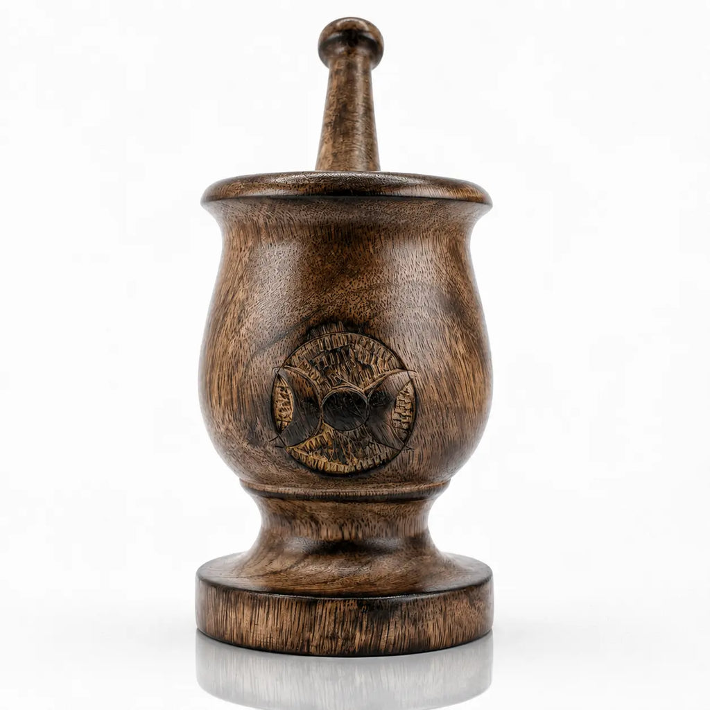 Mortier et pilon en bois : ensemble de broyage en bois foncé verni, sculpté à l'avant d'un symbole spirituel de triple lune.