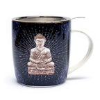 Tasse infuseur bouddha bleu en porcelaine fine foncée illustrée d'un Bouddha en méditation entouré de rayons dorés, équipée d'un filtre en acier inoxydable.