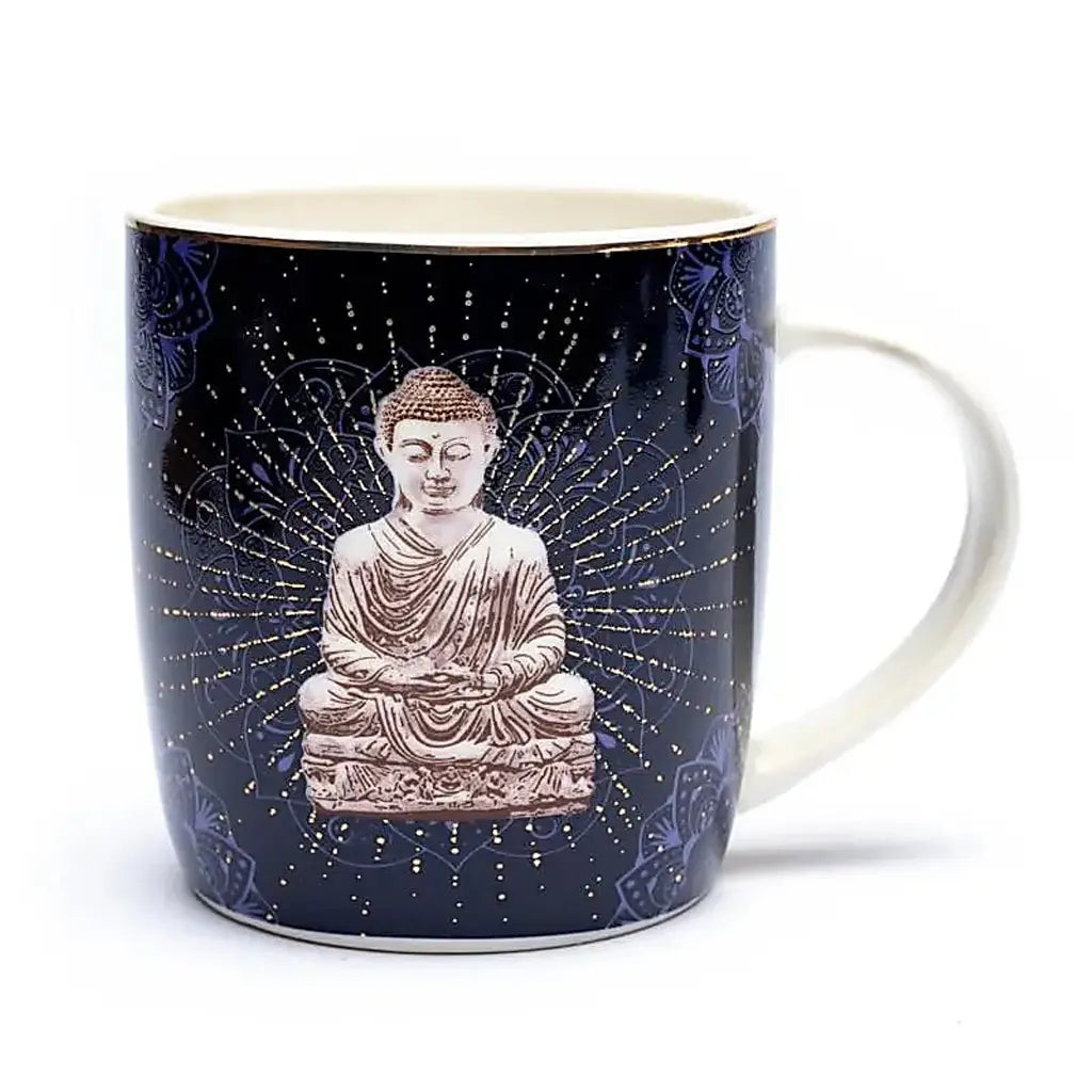 Tasse infuseur bouddha bleu en porcelaine fine bleu nuit décorée d'une figure de Bouddha méditant, de motifs de lotus et de fins éclats dorés.