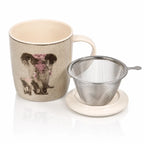 Tasse infuseur éléphant en porcelaine beige présentant un dessin d'éléphants, posée à côté de son filtre en acier inoxydable placé sur son couvercle blanc.