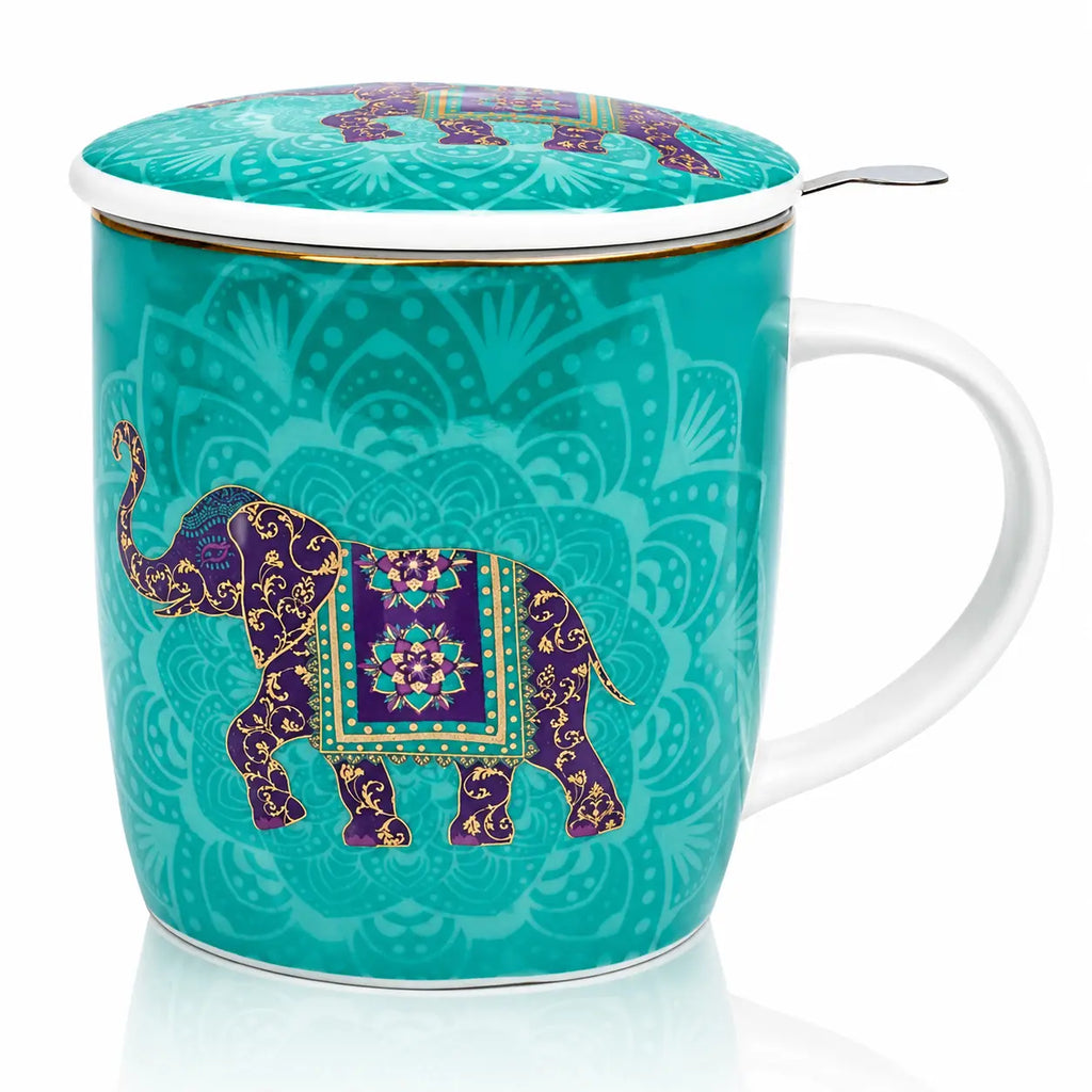 Tasse infuseur éléphant turquoise en porcelaine fine arborant un éléphant majestueux violet et or sur fond de mandalas ciselés, fermée par son couvercle assorti.