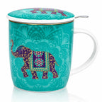 Tasse infuseur éléphant turquoise en porcelaine fine arborant un éléphant majestueux violet et or sur fond de mandalas ciselés, fermée par son couvercle assorti.