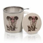 Tasse infuseur éléphant en porcelaine beige mouchetée illustrée d'un duo d'éléphants avec détails roses, accompagnée de son filtre en inox et de son couvercle assorti.
