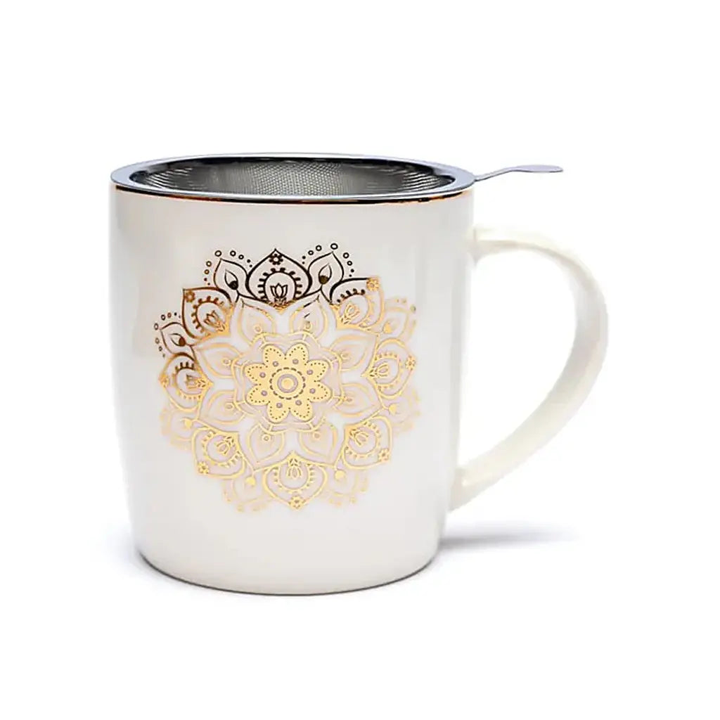 Mug tasse infuseur mandala blanc en porcelaine blanche et dorée sublimé par une rosace fine et lumineuse, muni d'un panier filtre en acier inoxydable.