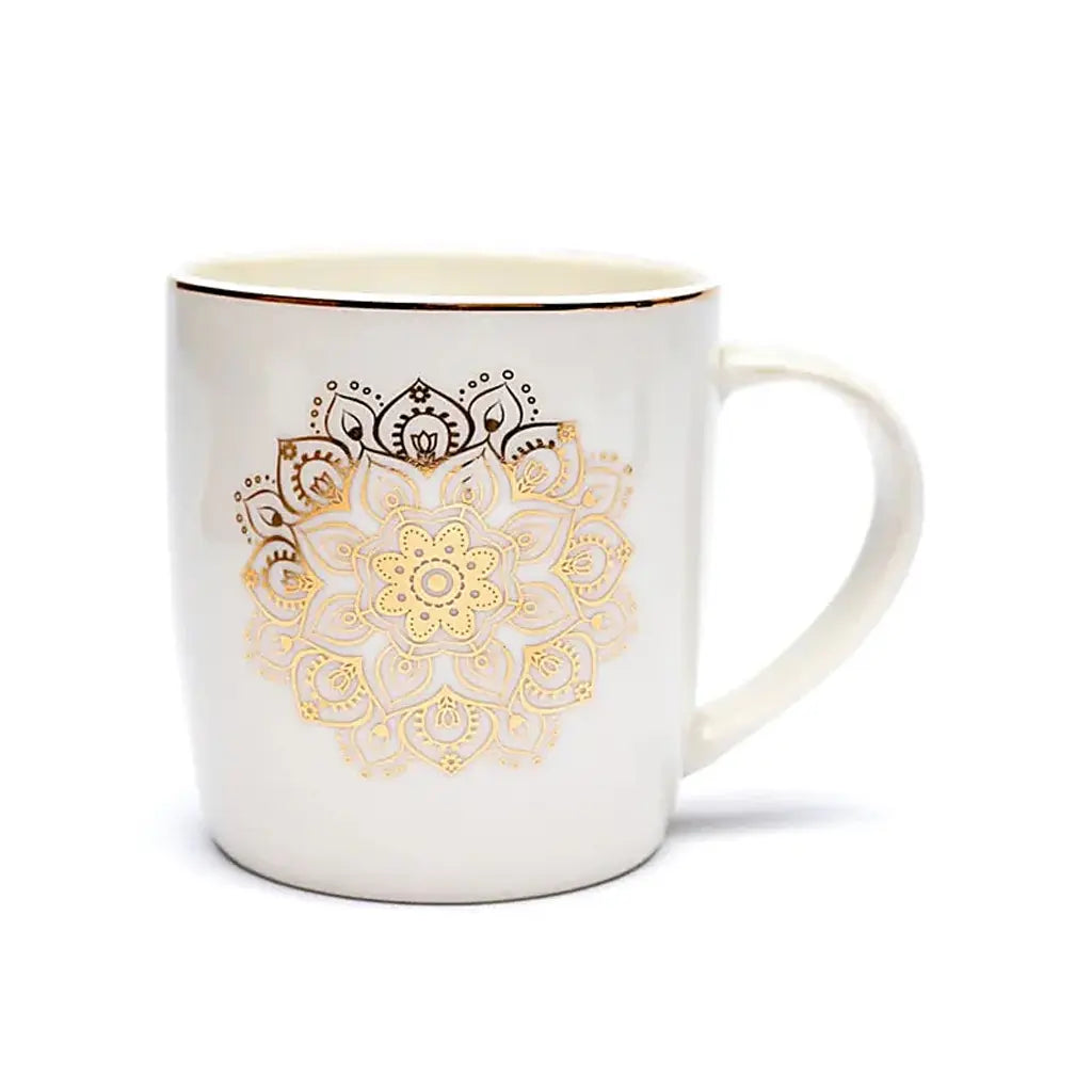 Mug tasse infuseur mandala blanc en porcelaine blanche et dorée sublimé par une rosace fine et lumineuse, muni d'un panier filtre en acier inoxydable.