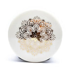 Couvercle de mug tasse infuseur mandala blanc en porcelaine, de forme ronde et illustré d'une rosace mandala dorée finement ciselée au centre.